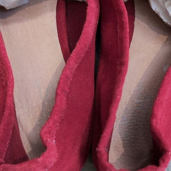 Ellos Poppy Red Suede Loafers with Gold Tone Chain Accent Sz 8 - Picture 5 of 9